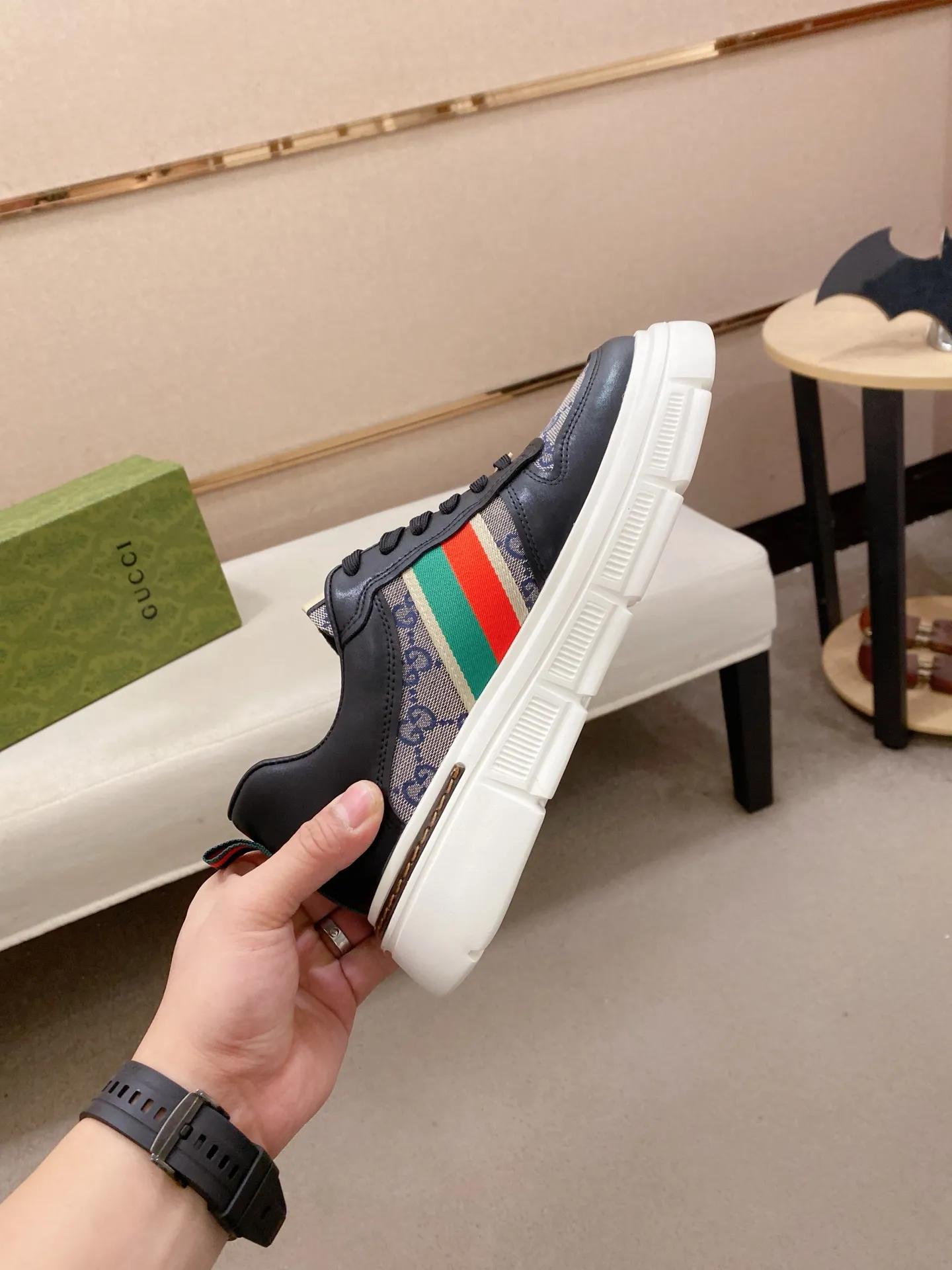 Factory price 400💰New GUCCI (Gucci) counters are on the market at the same time, new men's shoes, 😘fabrics are selected imported cowhide, lining: sheepskin lining. 👍🏿 High-end ☄️ air-cushion molded anti-slip rubber outsole, exquisite lines, simple and elegant, comfortable and high-end for leisure travel. Code number: 38 to 44 (45 can be customized and cannot be returned or exchanged)
